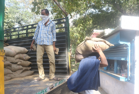 <div>TN ration shop staff struggle with ‘inadequate’ funds for essential commodities’ deliveries</div>