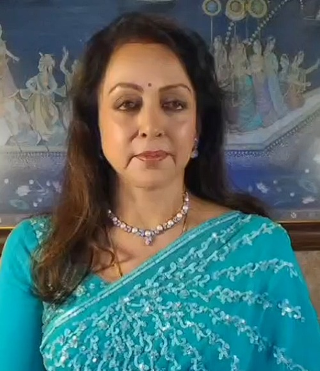 Hema Malini, daughter Esha Deol seen with folded hands after Dharmendra’s cremation