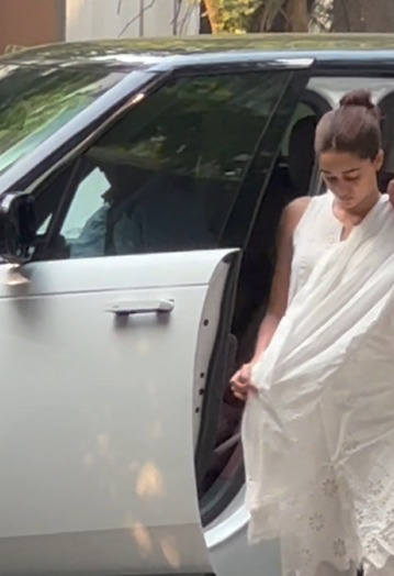 <div>Ananya Panday, Farah Khan visit the Deol house post Dharmendra’s demise</div>