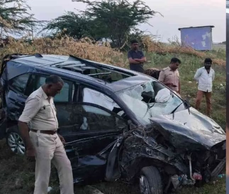 <div>K’taka: IAS officer, 2 others killed in road accident in Kalaburagi</div>