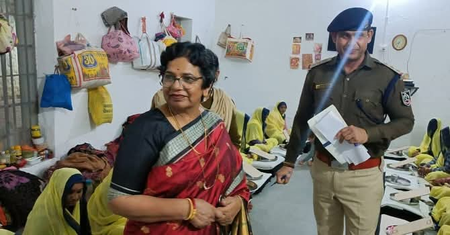 <div>NCW chief Vijaya Rahatkar inspects facilities for women inmates in Ujjain’s Central Jail</div>