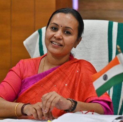 Kerala Health Minister defends treating patients lying on the floor