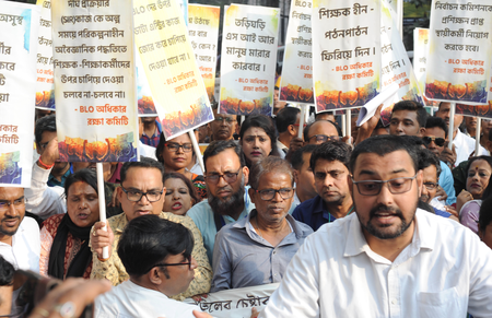 <div>Bengal: BLOs stage fresh stir outside CEO office, seek EC aid for deceased colleagues’ kin</div>