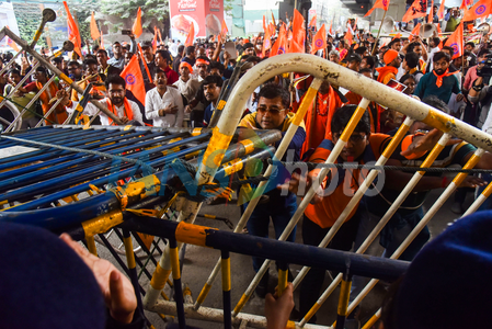<div>Over 20 injured in Kolkata as protests over Hindu man’s murder in Bangladesh turn violent</div>