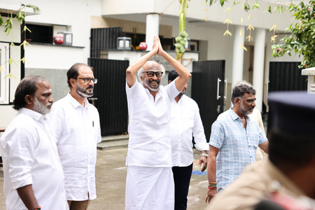 Rajinikanth greets fans outside residence; shares video clip of iconic dialogue in New Year greeting!