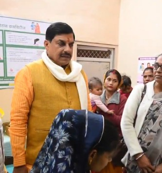 MP CM offers prayer at Tripur Sundari temple in Khandwa; inspects malnutrition centre
