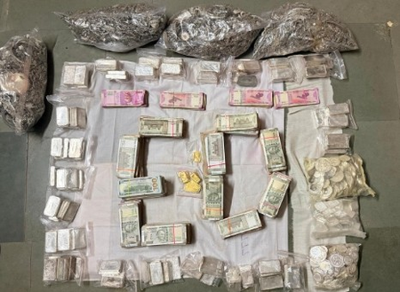 <div>Rs 10.87 crore fraud: ED seizes Rs 4 crore gold, silver from Gujarat’s con stock market advisor</div>