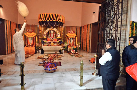 Nitin Nabin offers prayers at Ramakrishna Ashram in Delhi