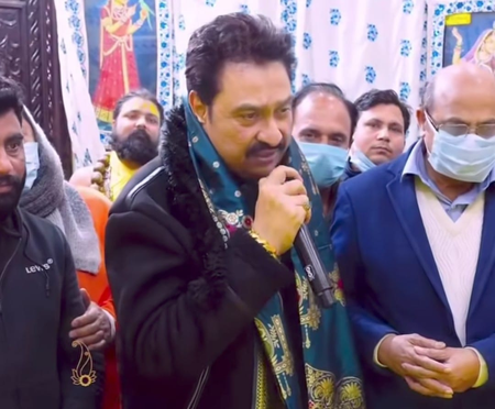 Kumar Sanu sings ‘Jab Koi Baat Bigad Jaaye’ in front of Premanand Maharaj