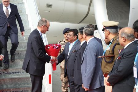 <div>K’taka govt sees off German Chancellor; BJP objects to CM’s absence</div>