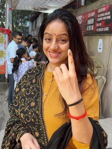 Maha local polls: Deepika Singh proudly shows inked finger, says ‘vote is powerful nonviolent tool’