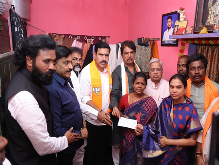 <div>Ballari violence: Karnataka BJP delegation visits slain Cong worker’s home, demands CBI probe</div>