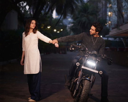 <div>Aneet Padda & Ahaan Panday celebrate 6 months of ‘Saiyaara’ by recreating a popular scene</div>