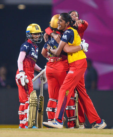 WPL 2026: De Klerk pulls off a heist as RCB steal thrilling three-wicket win over MI (ld)
