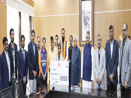 <div>Bihar CM Nitish Kumar honours blind women’s T20 World Cup champion Anu Kumari</div>