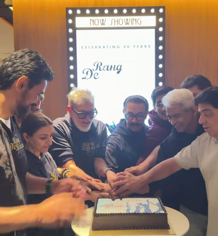 <div>Soha Ali Khan drops a glimpse of the ‘Rang De Basanti’ reunion after 20 years</div>