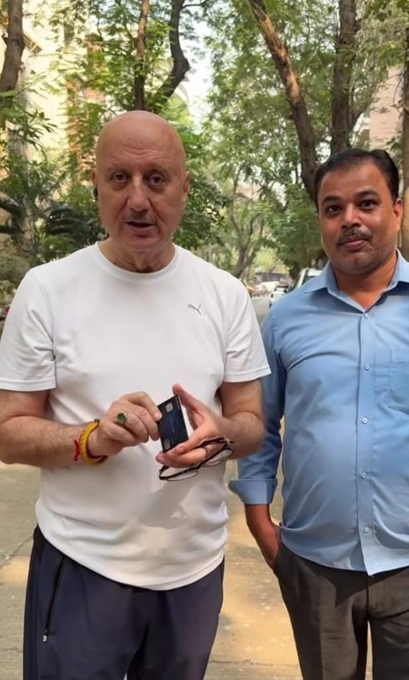 <div>Anupam Kher says ‘honesty is alive’ as a security guard returns his fallen credit card</div>