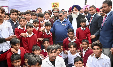 <div>Punjab Guv, Badal sharing stage aims for ‘alliance’ with BJP, say Congress & AAP</div>