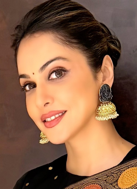 <div>Isha Koppikar enjoys ‘Comfort on a plate’ as she savours her Gujarati Thali</div>