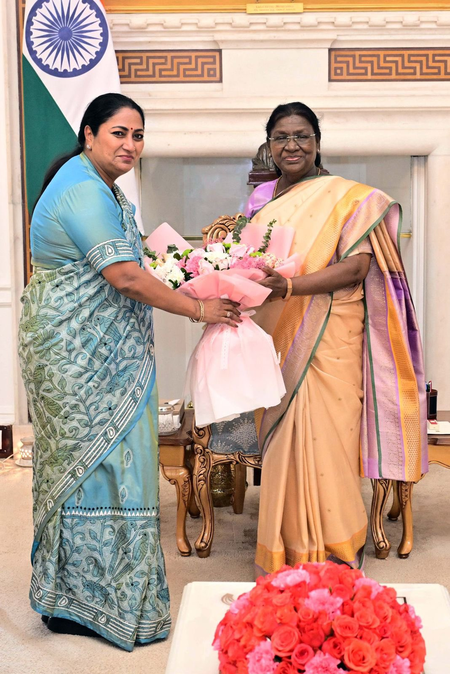 Delhi CM Rekha Gupta meets President Droupadi Murmu