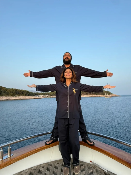 <div>Shilpa Shetty recreates the iconic ‘Titanic’ pose with hubby Raj Kundra</div>