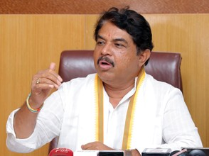 <div>Karnataka bankrupt, CM’s dignity tarnished by Cong infighting: LoP Ashoka</div>