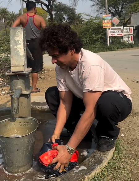 Sunil Grover goes desi, washes clothes using a hand pump
