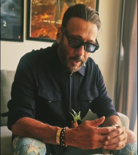 Jackie Shroff pays homage to Nutan with ‘Woh Chand Khila Woh Taare’ on death anniversary