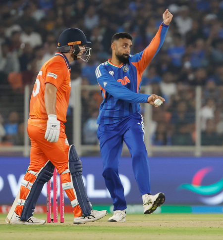 <div>T20 WC: Chakaravarthy wins ‘impact player of the match’ after India’s 17-run win vs Netherlands</div>