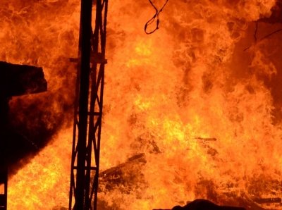 Fire at luxury residential building in Tollygunge, several film stars come down onto street
