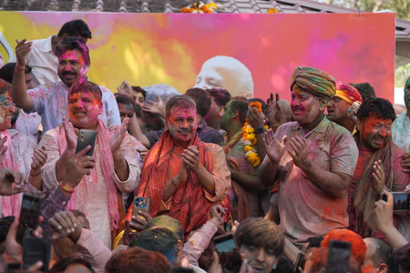 Kejriwal celebrates ‘Kattar Imaandar Holi’ at Sisodia’s residence, slams BJP over liquor shops