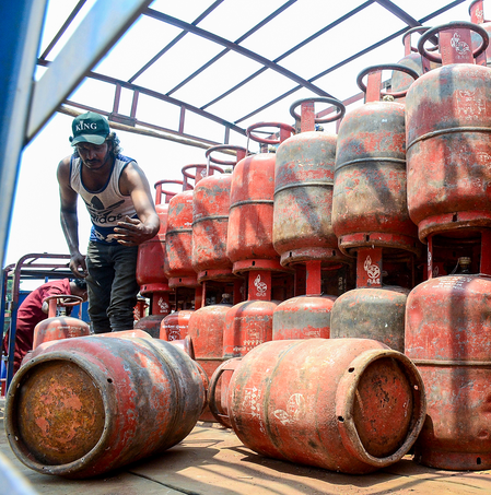 ‘No reason to doubt Centre’s assurance’: Karnataka HC disposes of writ by hotel association on LPG