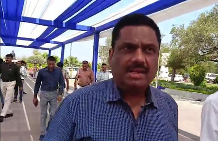 After bomb threat, Gujarat DGP inspects Assembly security measures (Ld)