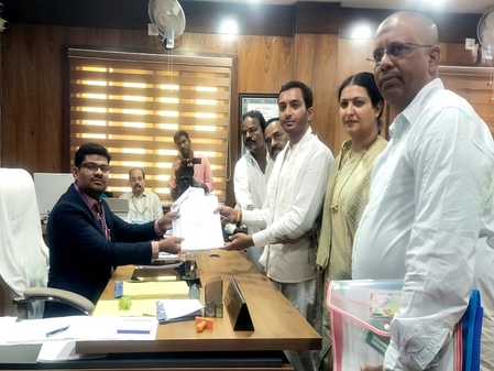 K’taka bypoll: Cong rift widens as aspirant files nomination before ticket announcement