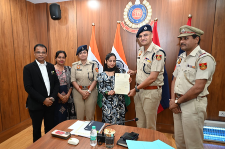 Woman fights off mobile snatchers, honoured by Delhi Police