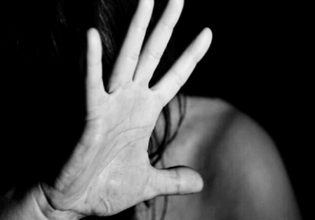 Bengal: Man hacks woman to death in parlour, commits suicide​