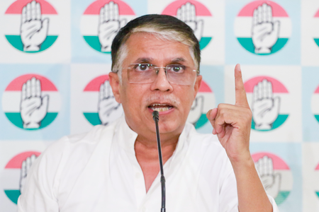 Congress criticises Centre over LPG shortage, black marketing