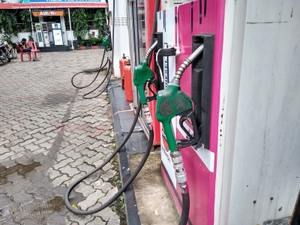 Panic buying of petrol/diesel in Kashmir triggers chaos; Indian Oil Corp says no fuel shortage