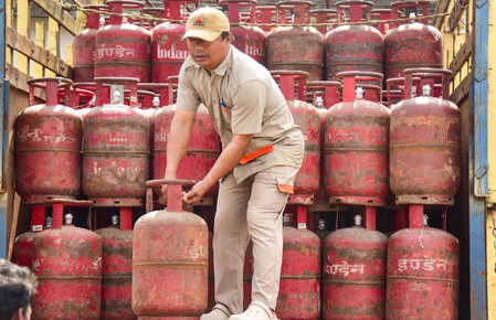 Centre increases supply of commercial LPG to 70 pc, prioritises labour-intensive sectors
