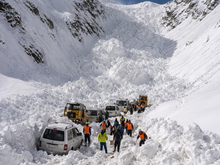 Snow avalanche traps vehicles on Ladakh side of Zojila Pass; no casualties reported