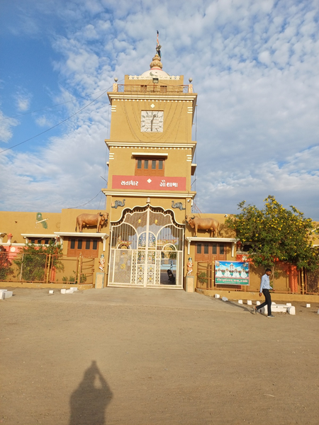 Satadhar Dham’s biogas-driven mega kitchen in Gujarat serves 10,000 pilgrims daily