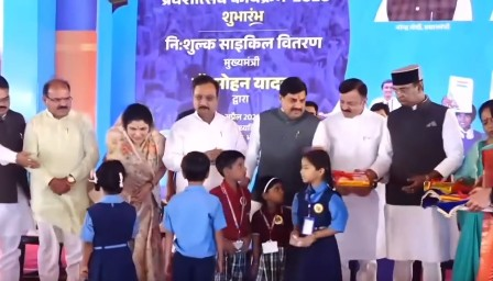 MP launches ‘School Chalen Hum’ campaign; CM says students migrating back to govt schools