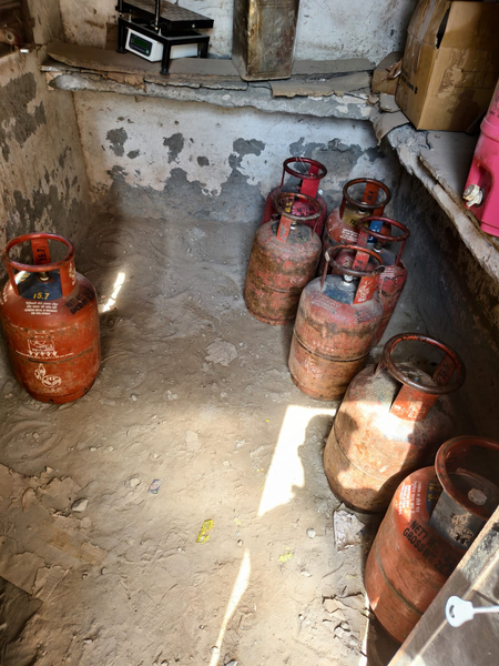 Delhi Police bust LPG hoarding and black marketing racket, 75 cylinders seized