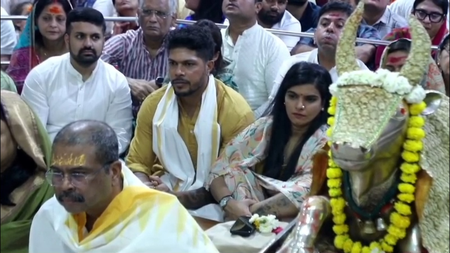Umesh Yadav visits Mahakaleshwar Temple in Ujjain, attends Bhasma Aarti