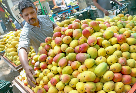 Tight vigil by Hyderabad Police to check sale of chemically ripened mangoes