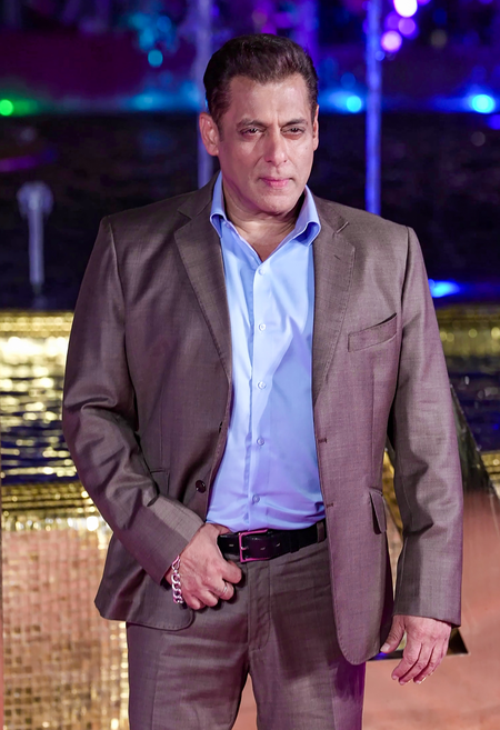 Salman Khan comes supports Rajpal Yadav following humiliation by host at awards ceremony