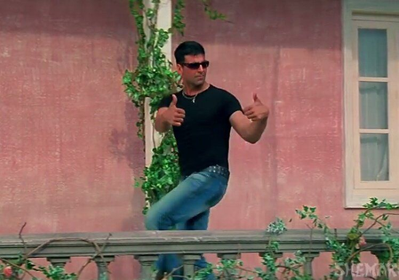 Rajkummar Rao recreates iconic ‘Wicked Sunny’ walk from Mujhse Shaadi Karogi, Akshay Kumar joins in