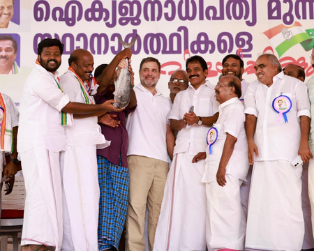 CPI-M rebel Sudhakaran shares stage with Rahul Gandhi, trains guns on CM Vijayan