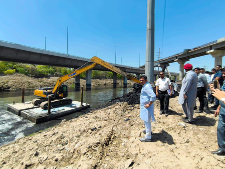 Minister inspects desilting of Delhi Gate, Barapulla drains​