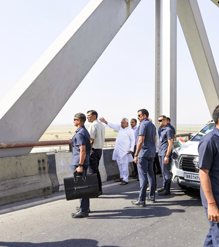 Nitish Kumar reviews Patna-Bettiah Greenfield Expressway in Saran